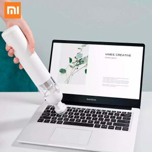 aspiradoras inalámbricas: Aspiradora Xiaomi Mi Vacuum Mini Cleaner portátil aspirando una laptop