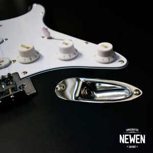 Guitarra marca Newen, plano detalle